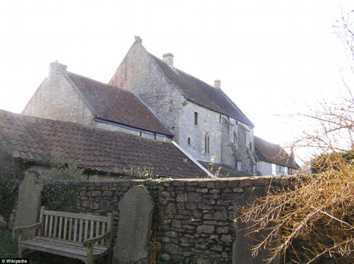 Saltford Manor - ngôi nhà bằng đá ở vùng Somerset của Anh - là ngôi nhà riêng lâu đời nhất ở Anh. Được xây dựng vào khoảng năm 1150, năm 2010, ngôi nhà này được bán cho một người mua mới, với mức giá khoảng 1,2 triệu bảng Anh.