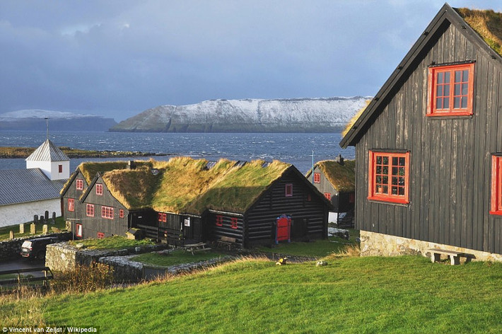 Kirkjubøargarður nằm trên đảo Faroe là ngôi nhà gỗ lâu đời nhất vẫn có người ở và có niên đại từ thế kỷ thứ 11. Hiện đây là nơi sinh sống của thế hệ thứ 17 gia đình Patursson - những người đã sống ở đây từ năm 1550.
