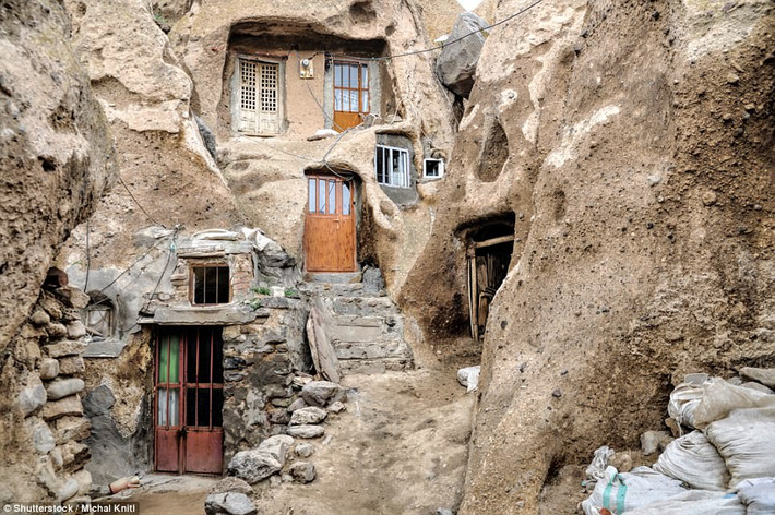Làng Kandovan nằm ở phía tây bắc của Iran. Nằm trong khu vực đá núi lửa, đây là nơi cư trú trong hang động lớn nhất thế giới, là nhà của khoảng 168 gia đình. Những ngôi nhà ở đây có niên đại ít nhất 800 năm tuổi. Chính vì vậy, Kandovan là một trong những công trình cổ nhất thế giới vẫn có người ở.
