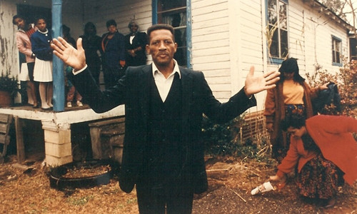 Walter McMillian là một trong những trường hợp bị kết án oan nổi tiếng thế giới. Vào năm 1996, McMillian bị bắt giữ vì tội giết Rhonda Morrison. Khi bị bắt giữ, McMillian khai rằng khi xảy ra vụ án mạng đang ở nhà thờ. Hàng chục nhân chứng đã làm chứng cho lời khai về bằng chứng ngoại phạm của McMillian.