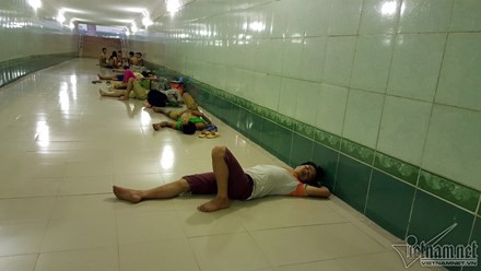 Dưới hầm, thỉnh thoảng có người đi bộ qua lại nhưng so với những ồn ào và nắng nóng ở trên mặt đất thì đây là địa điểm lý tưởng.
