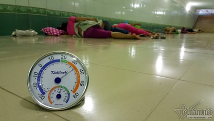 Anh Hồng cho biết thêm: "Hàng ngày từ 11h trưa là mọi người kéo đến đây trú đến 15h. Có lúc đến vài chục người cùng ở trong hầm, tất cả họ đều là lao động xa quê. Đây có lẽ là nơi mát nhất ở Hà Nội mà tôi có thể tìm được". Trong ảnh: Dưới hầm chỉ 34 độ, thấp hơn 20 độ so với trên đường.
