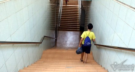 Anh Lê Văn Hồng (37 tuổi, công nhân xây dựng quê Thanh Hóa) cho biết: 3 ngày nay, vợ chồng anh tạm nghỉ làm. Chủ thuê có sắp xếp cho chỗ ở bằng mái tôn nhưng do quá nóng, vợ chồng anh phải chui xuống hầm đi bộ để nghỉ trưa. Trong ảnh: Hầm đường bộ trên đường Nguyễn Xiển trở thành điểm nghỉ trưa lý tưởng cho những người lao động chân tay.