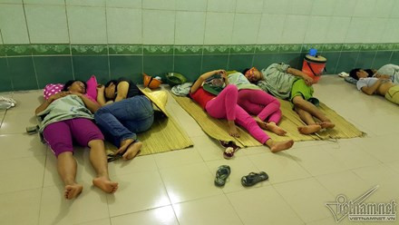 Mỗi hầm có từ vài người đến hàng chục người ngủ nghỉ.