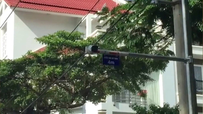 Phó ban chuyên án 516 E cho biết Hoàng "béo" điều hành các xưởng bào chế từ xa, thông qua hình ảnh từ camera giám sát. Ngoài ra, với hệ thống camera an ninh ở khu biệt thự Trung Sơn, bị can này cũng dễ dàng nhận biết mình có bị theo dõi hay không.
