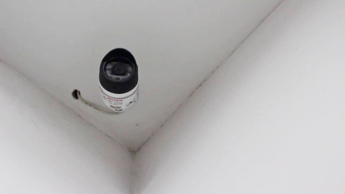Camera trong biệt thự của Hiếu được kết nối với điện thoại di động.