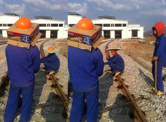 Trong những ngày nóng kỷ lục ở miền Bắc, hình ảnh công nhân đường sắt miệt mài làm việc, đội những tấm bìa cát tông lên đầu để tránh nắng là khoảnh khắc đẹp về sự hy sinh thầm lặng. Ảnh: Tiến Trường.