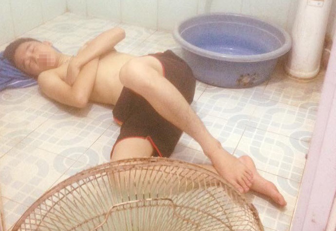 Mang quạt vào nhà tắm ngủ có vẻ lạ lẫm với nhiều người, song chàng trai này đã có giấc ngủ ngon với cách làm "không giống ai". Ảnh: L.M.