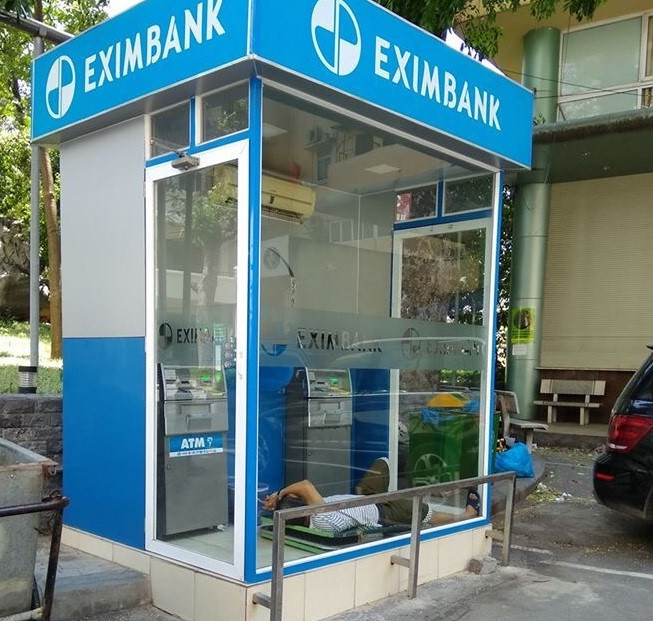 Người đàn ông ngủ trong cây ATM có điều hòa mát lạnh. Đây là ý tưởng của không ít người dân trong những ngày nắng lên đến hơn 40 độ C. Ảnh: B.T.