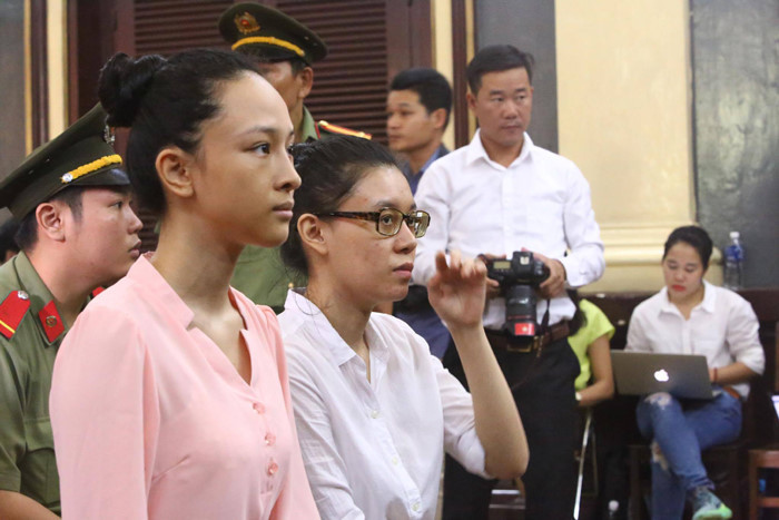 Theo luật sư Nguyễn Văn Quynh, người bào chữa cho bị cáo Phương Nga, ngày mai 30/6 là hết thời hạn tạm giam của tòa với Phương Nga. Trong ảnh: Phương Nga và Thùy Dung trong phiên tòa chiều nay (Ảnh: Vietnamnet)