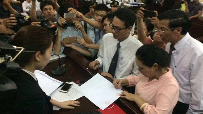 Trước đó, cuối phiên xử sáng nay, chủ tọa tuyên bố kết thúc phần xét hỏi. Tòa đã cho niêm phong các chứng cứ mới, gồm các tập tin ghi âm, ghi hình, thư nylon của nhân chứng Mai Phương, mẹ Phương Nga, Lữ Minh Nghĩa và tài liệu mà các luật sư bào chữa cho hoa hậu cung cấp. (Ảnh: Vietnamnet)