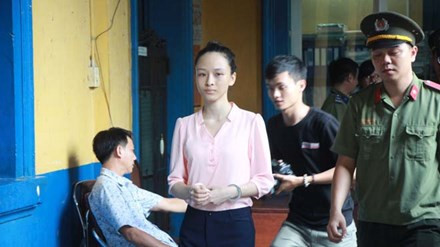 Tòa án nhân dân Thành phố Hồ Chí Minh cũng công bố quyết định trả hồ sơ vụ án, điều tra lại những tình tiết, căn cứ buộc tội Phương Nga và Thuỳ Dung đang có mâu thuẫn. Ở thời điểm tại ngoại, hoa hậu Phương Nga bị tạm giam 2 năm 3 tháng 9 ngày (ảnh: Tiền Phong)
