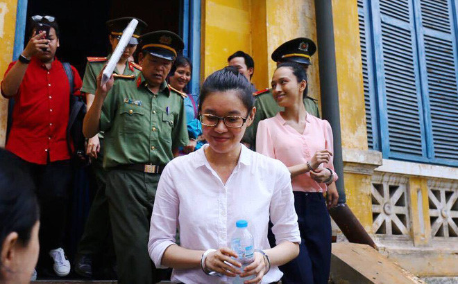 Chủ tọa công bố quyết định thay đổi biện pháp ngăn chặn các bị cáo Phương Nga và Thùy Dung từ tạm giam sang cho tại ngoại. Cùng với quyết định này, chủ tọa phiên tòa cũng công bố quyết định cấm đi khỏi nơi cư trú và cấm xuất cảnh với các bị cáo này. Trong ảnh: Hai bị cáo được tại ngoại để điều tra (ảnh: soha.vn)