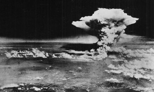 Năm 1945, Mỹ ném bom hạt nhân xuống 2 thành phố của Nhật Bản là Hiroshima và Nagasaki. Cụ thể, ngày 6/8/1945, Mỹ ném quả bom đầu tiên mang tên “Little Boy” xuống Hiroshima. Ngày 9/8/1945, quả bom thứ hai mang tên “Fat Man” rơi xuống Nagasaki. Theo ước tính, hơn 300.000 người thiệt mạng trong 2 vụ ném bom hạt nhân trên.