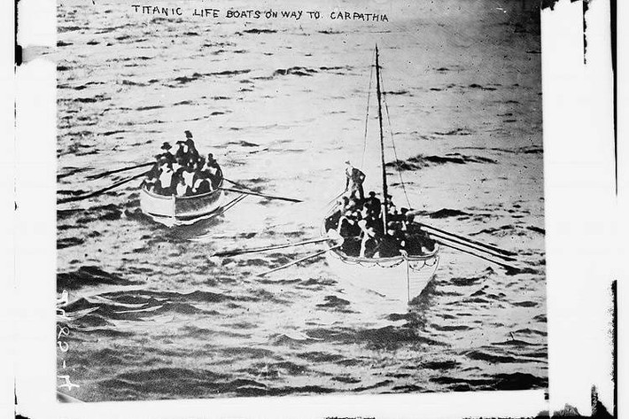 Những xuồng cứu sinh chở đầy hành khách trên tàu Titanic tiếp cận tàu Carpathia.