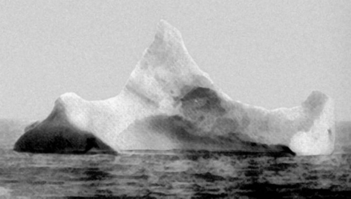 Tuy nhiên, đêm ngày 14/4/1912, tàu Titanic đã đâm vào một tảng băng trôi và chìm vào khoảng 2 giờ 40 phút sau đó.