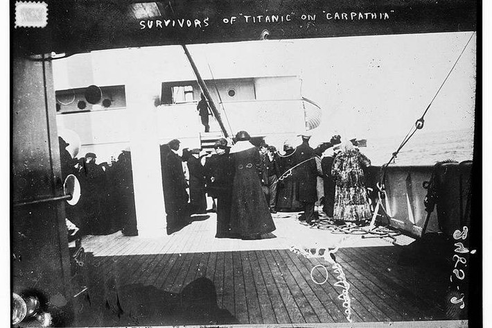 Những hành khách may mắn sống sót trong vụ tàu Titanic chìm ở trên tàu Carpathia.