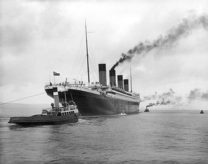 Titanic là chiếc tàu to nhất thời điểm bấy giờ và là tàu hơi nước lớn nhất thế giới bị chìm sau khi đâm vào tảng băng trôi. Trong ảnh là tàu Titanic trong buổi thử nghiệm ngày 2/4/1912.