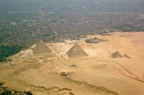 Theo History.com, thế giới tồn tại một "Bí ẩn Tam trùng" dị thường, nghĩa là ba khu vực bí ẩn bậc nhất thế giới là Kim tự tháp Giza, "Vùng im lặng - Silent Zone" (ở Mexico) và "Tam giác quỷ" Bermuda (tây Đại tây Dương) nằm trên cùng một đường thẳng trên Trái Đất.