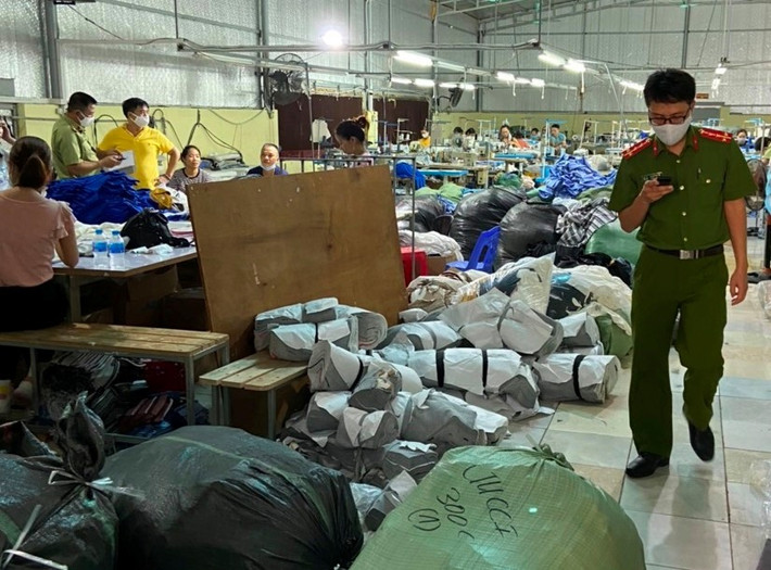 Chiều 4/9, Đội Chống buôn lậu Phòng Cảnh sát Kinh tế, Công an tỉnh Hải Dương phối hợp với Đội Quản lý thị trường số 5, Cục Quản lý thị trường tỉnh Hải Dương kiểm tra phát hiện tại Công ty TNHH may Đăng Linh HD (thôn Quang Trung, xã Hồng Phong, huyện Thanh Miện) đang sản xuất áo phông giả mạo nhãn hiệu với số lượng lớn.