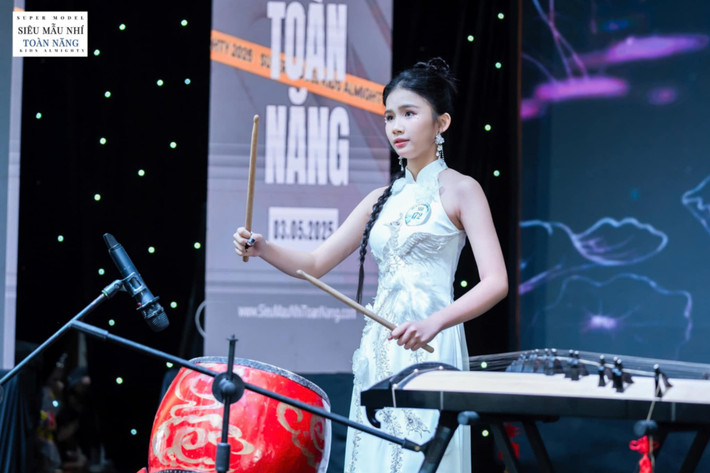 Em thể hiện sự linh hoạt, tinh thần làm việc nhóm tốt, tính cách thân thiện và luôn sẵn sàng hỗ trợ bạn bè. Điều này khiến cô bé trở thành hình mẫu “siêu mẫu nhí toàn năng” đúng với tinh thần mà cuộc thi hướng tới.