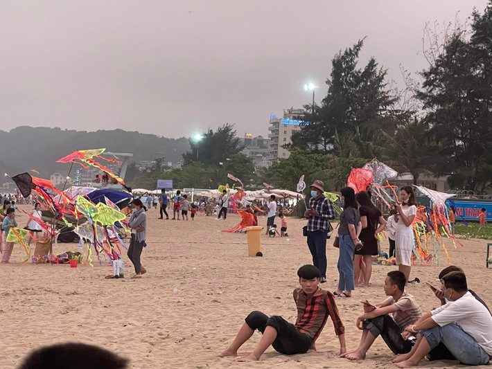 Sầm Sơn là thành phố du lịch biển với giao thông thuận lợi đi đến nên thu hút du khách đi chơi trong dịp ngắn ngày.