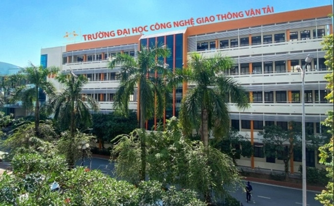Trường ĐH Công nghệ Giao thông Vận tải: Thí sinh cần có tổng điểm của tổ hợp xét tuyển môn học cả năm lớp 12 đạt từ 18 trở lên. Trường xét tuyển điểm lấy từ cao xuống thấp đến khi đủ chỉ tiêu. Nếu nhiều hồ sơ có điểm xét tuyển bằng nhau thì lấy điểm môn Toán làm tiêu chí phụ xét từ cao xuống thấp.