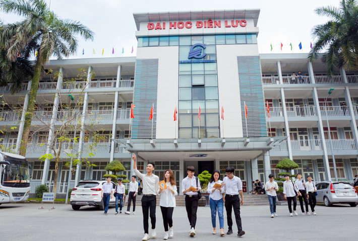 Trường ĐH Điện lực: Thí sinh cần có điểm xét tuyển trong tổ hợp xét tuyển không thấp hơn 18 điểm. Điểm xét tuyển là điểm trung bình học tập các môn thuộc các tổ hợp xét tuyển (theo ngành) của năm lớp 10, lớp 11 và học kỳ 1 lớp 12. Đợt 1từ 15/2 - 20/6. Đợt bổ sung: Thông báo sau khi có kết quả xét tuyển đợt 1.