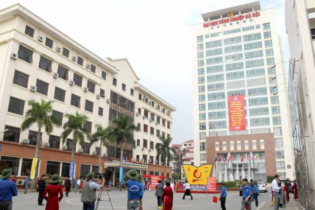 Trường ĐH Công nghiệp Hà Nội: Xét tuyển dựa trên kết quả học tập ở bậc học THPT (học bạ) với tổng chỉ tiêu dự kiến khoảng 15%.