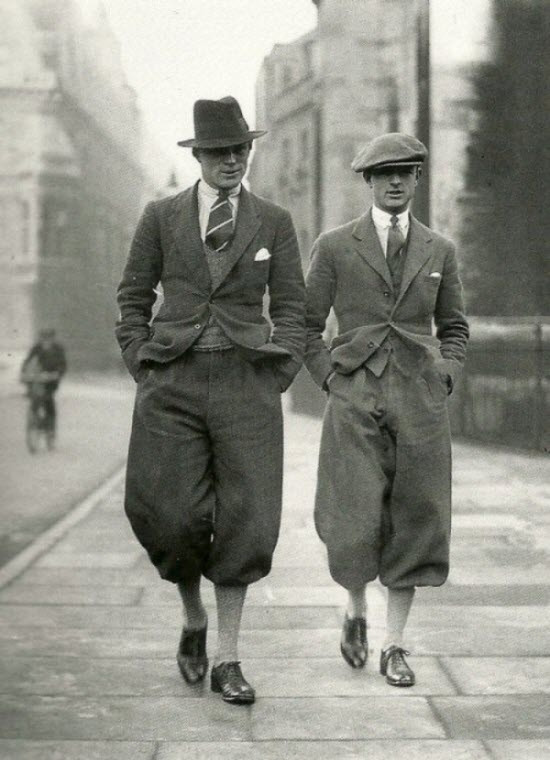 Hai chàng trai trong ngày tốt nghiệp trường Đại học Cambridge. Bức ảnh được chụp vào năm 1926.