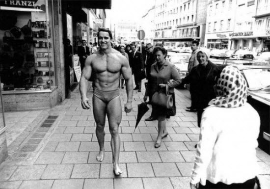 Vào tháng 11/1967, diễn viên lừng danh Arnold Schwarzenegger chỉ mặc một chiếc quần chíp trên đường đi tới phòng tập gym, tại thành phố Munich (Đức). Anh chàng đã thu hút mọi ánh nhìn từ những người xung quanh.
