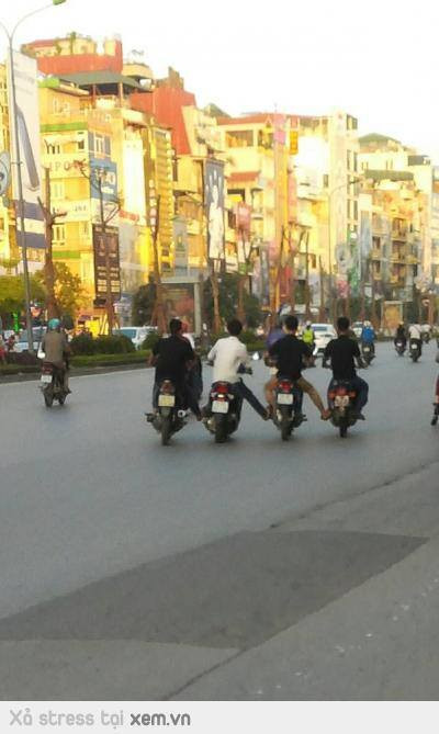 4 thanh niên "trẻ trâu" đi xe máy không đội mũ bảo hiểm dàn hàng ngang trên đường gây phản cảm.