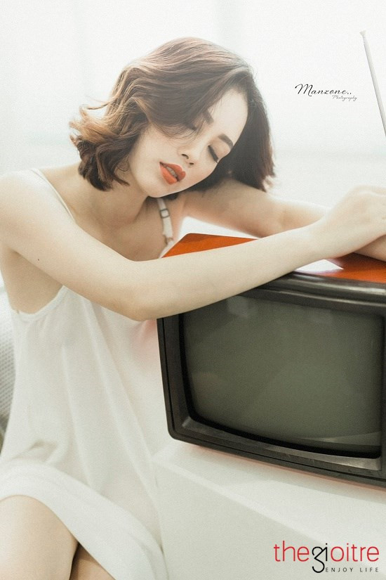Yêu thích nghệ thuật từ nhỏ nên sau khi tốt nghiệp, 9X Hà thành đã đăng kí thi vào trường Cao Đẳng Văn hoá Nghệ thuật TP HCM. Song cô nàng cũng sớm gác việc học vì lí do sức khỏe, ấy vậy mà “trong cái rủi còn cái may” khi năm sau Linh đỗ vào ngành tài chính ngân hàng của ĐH Tài chính Marketing.