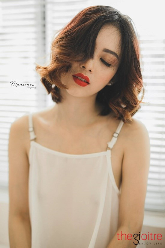 Linh tâm sự: “Chính bạn trai cũ là người mang mình đến với đam mê làm mẫu ảnh. Khoảng thời gian yêu nhau cũng là lần Linh khởi đầu với những shoot hình đầu tiên, cùng với phong cách nhẹ nhàng nữ tính. Sau cú sốc của cuộc tình 3 năm và những lí do khác nên mình quyết định ra Hà Nội. Ban đầu mình chỉ nghĩ đi vài bữa cho khuây khỏa vì lúc đó mình quá suy sụp (còn 36kg), nhưng giờ thì lỡ yêu Hà Nội mất rồi nên mình quyết định sẽ gắn bó với nơi này”.