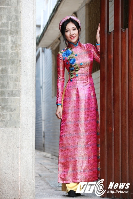 Ngoài học tập, hot girl xinh đẹp này còn làm mẫu ảnh cho các cửa hàng thời trang nổi tiếng và diễn thời trang.