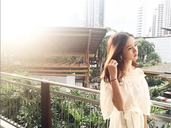 Cô sở hữu vẻ đẹp quyến rũ nhưng vẫn thanh thoát một cách khó tả.