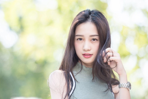 Báo Trung cũng từng hết lời ca ngợi Jun Vũ sở hữu thần thái rất giống Angela Baby.