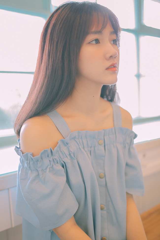 Là gương mặt tiêu biểu cho vẻ đẹp thanh tú cùng tính cách hòa đồng, nàng hot girl đẹp như tranh vẽ Nguyễn Hoàng Kiều Trinh luôn chiếm được lòng người hâm mộ từ sự dễ thương, gần gũi và ấm áp.