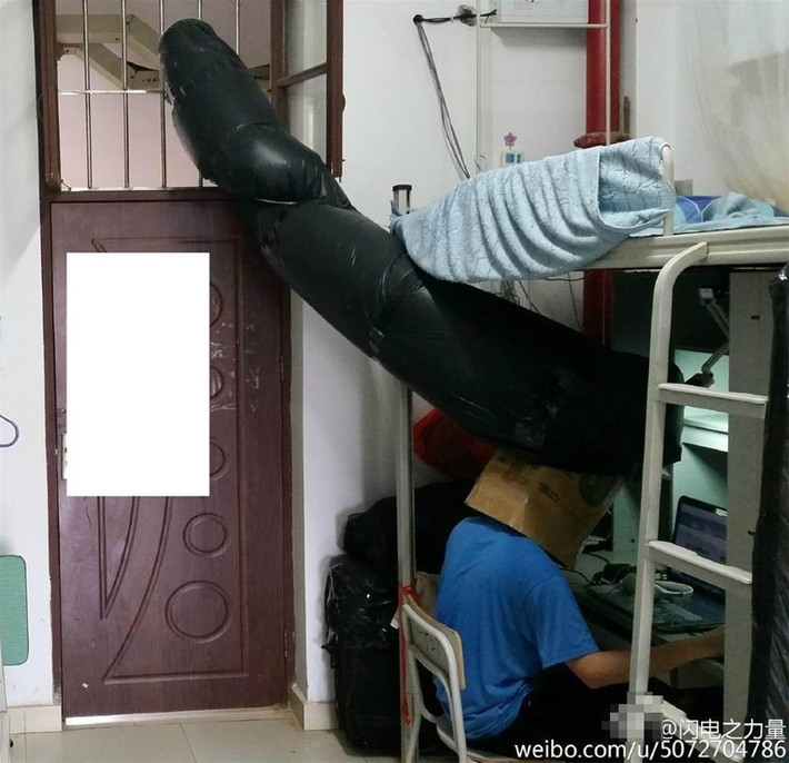 Đây là một phát minh độc đáo của anh chàng sinh viên đến từ thành phố Nam Ninh, tỉnh Quảng Tây, Trung Quốc. Do phải ở trong phòng ký túc xá với một nhóm nam sinh nghiện thuốc lá khác nên để tự bảo vệ chính bản thân mình khỏi môi trường ô nhiễm, chàng trai đã chế tạo ra một thiết bị dẫn khí siêu độc, siêu tiết kiệm.