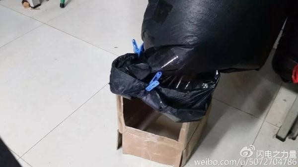 Chiếc thùng này được khoét lỗ để người bên trong có thể quan sát mọi vật xung quanh.