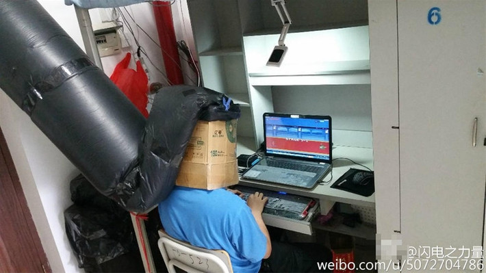 Những bức hình về "máy thông khí" sáng tạo này nhanh chóng lan truyền trên mạng xã hội Trung Quốc. Cư dân mạng được một phen cười lăn, cười bò vì khả năng sáng tạo siêu cấp của chàng sinh viên.