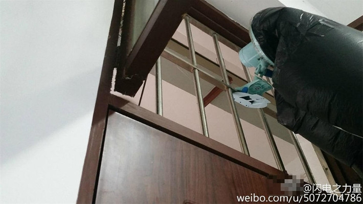 Chiếc quạt điện làm nhiệm vụ dẫn không khí không mùi khói thuốc từ bên ngoài vào bên trong phòng.