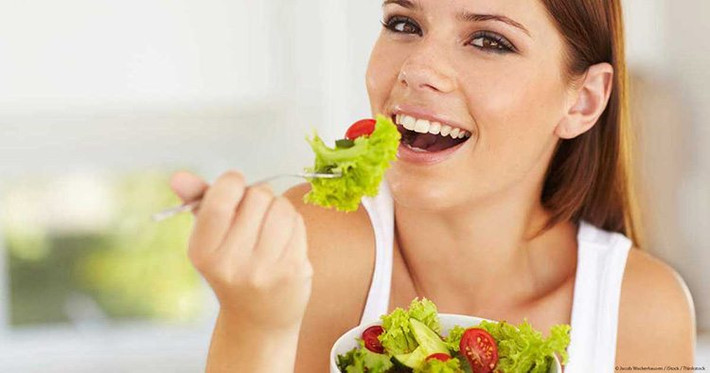 Nấu thực phẩm quá chín sẽ làm giảm đáng kể các chất dinh dưỡng. Để tránh mất đi chất dinh dưỡng, bạn nên ăn các loại thực phẩm sống như xà lách hoặc tránh ăn thức ăn nấu quá chín. Ảnh: Internet.