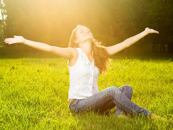Vitamin D bạn nhận được từ ánh sáng mặt trời là rất quan trọng đối với hệ miễn dịch và sự thiếu hụt vitamin này có liên quan đến chứng viêm khớp. Hãy để cơ thể bạn phơi nắng khoảng 10-15 phút mỗi ngày.
