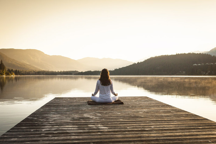 Thiền và yoga có thể cải thiện rất nhiều sức khỏe của bạn. Một nghiên cứu gần đây cho thấy thiền còn làm giảm dấu hiệu viêm. Thực hành yoga và thiền hàng ngày để phòng ngừa viêm khớp mãn tính.