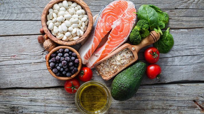 Ăn nhiều thực phẩm giàu axit béo omega-3. Các nguồn thực phẩm chống viêm tốt nhất là cá nước lạnh như cá hồi và cá ngừ, đậu hũ, óc chó, hạt lanh và đậu nành.