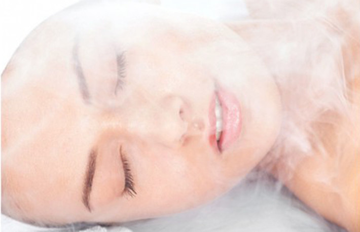 Hơi nước giúp mở các lỗ chân lông để làm sạch chúng và nhờ đó giảm mụn. Đặt khăn lên đầu và để hơi nước tiếp xúc với mặt. Giữ vị trí này trong 5-8 phút. Sau khi làm xong, vỗ nhẹ da. Thực hiện 1-2 lần/tuần. Ảnh: Internet.