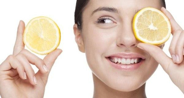Nước chanh giúp tẩy tế bào chết da và nhờ đó, loại bỏ mụn đầu trắng. Vắt nước quả chanh và dùng bông thấm bôi lên mặt. Để yên trong 15-20 phút rồi rửa mặt bằng nước ấm.