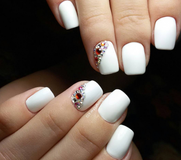 Móng tay ngắn thì bạn cũng có thể chọn mẫu nail đơn sắc đính đá.