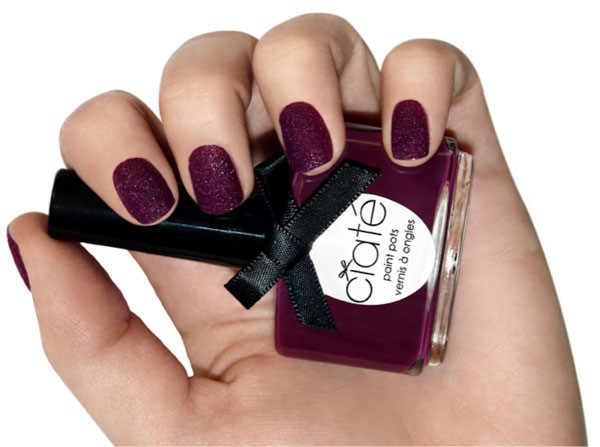 Móng tay nhung đem lại phong cách quý phái, sang trọng. Cách làm kiểu nail cũng cực đơn giản, bạn chỉ cần sơn một lớp sơn không màu và cho ngón tay vừa sơn xong vào lọ đựng những sợi nhung nhỏ.
